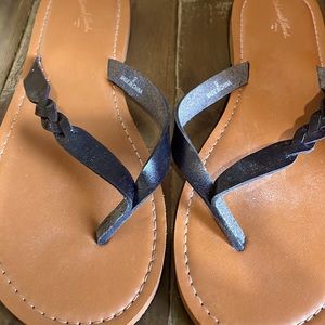 Flip flops from Universal Threads